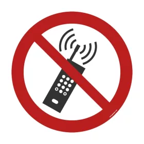   Bekapcsolt mobiltelefon használata tilos P013 300 mm biztonsági jel